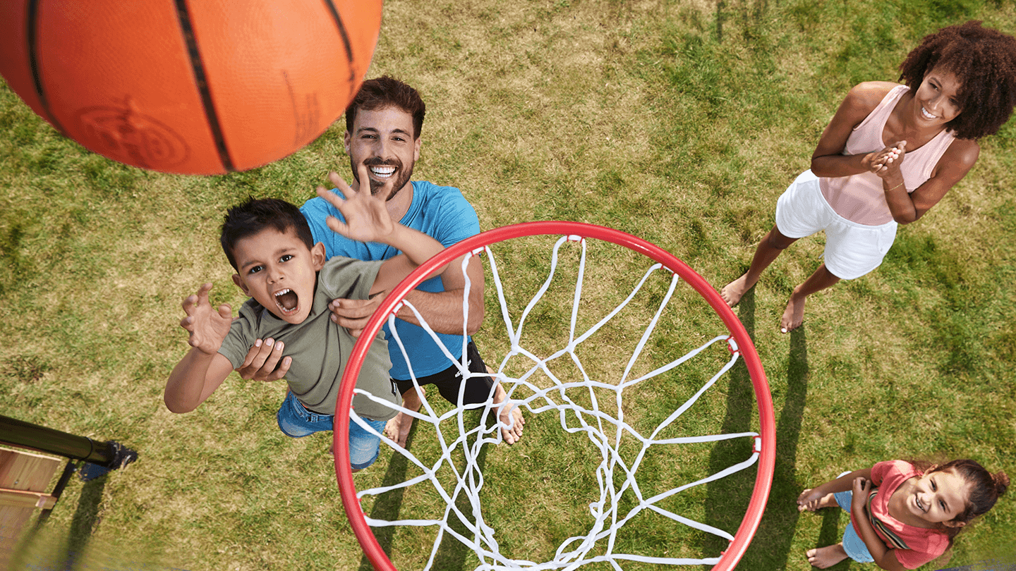 οικογενειακό παιχνίδι κήπου εξωτερικού χώρου σύστημα παιδικής χαράς Berg Playbase οικογένεια παίζει μπάσκετ